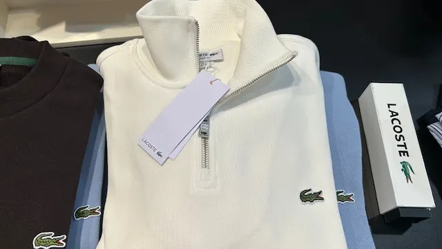Witte Lacoste-trui met rits en het krokodil-logo