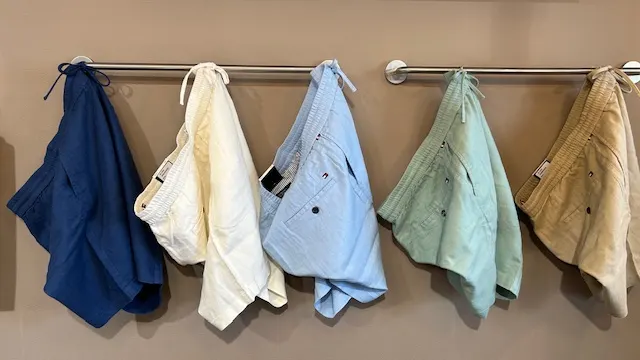 Korte broeken in blauw, wit, lichtblauw, groen en zand aan een stang