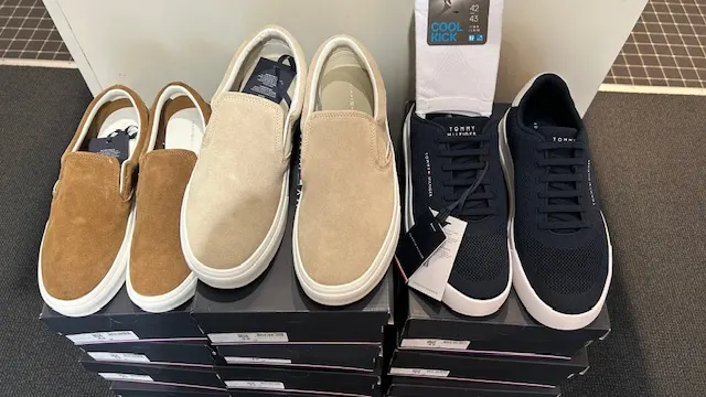 Suède instappers en donkerblauwe sneakers van Tommy Hilfiger