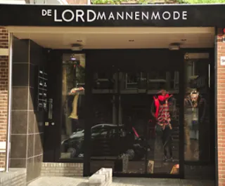 De winkelpui van De Lord Mannenmode aan de Binnenweg