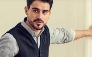 Man in donkerblauw gilet en overhemd van Brax