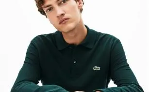 Man in donkergroene Lacoste-polo met lange mouwen
