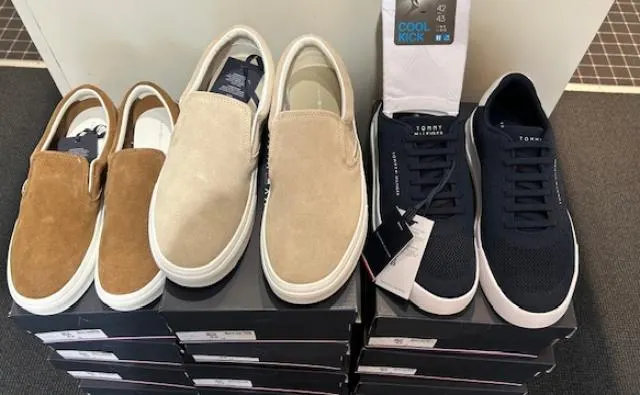 Suède instappers en donkerblauwe sneakers van Tommy Hilfiger