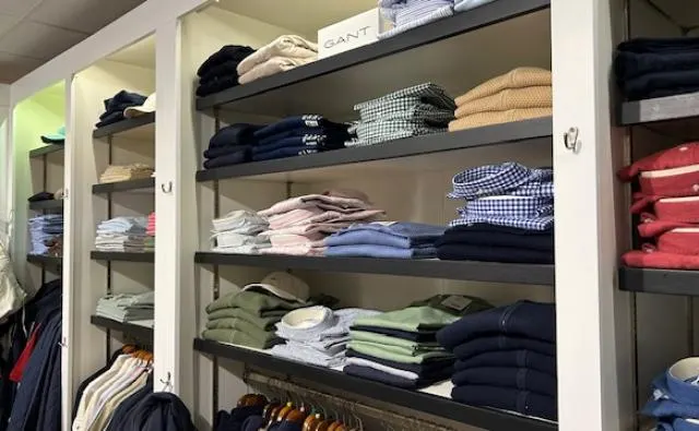 Wandkast met truien en overhemden van GANT