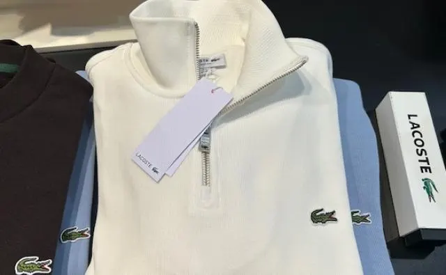 Witte Lacoste-trui met rits en het krokodil-logo