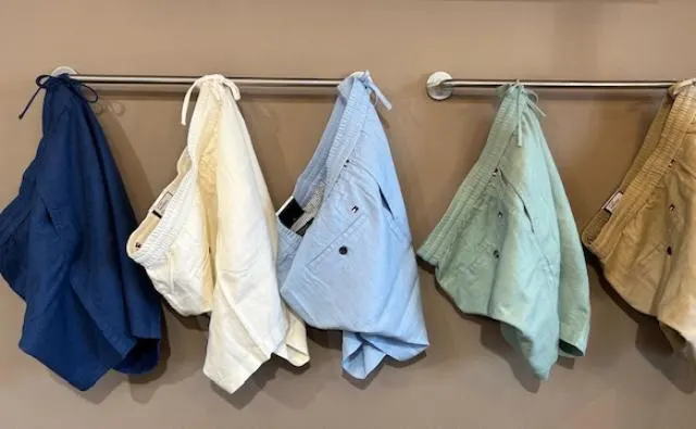 Korte broeken in blauw, wit, lichtblauw, groen en zand aan een stang
